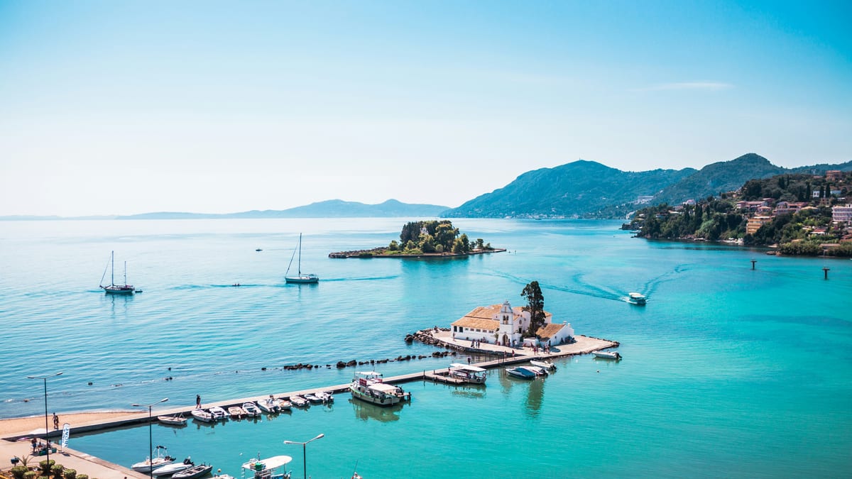 Korfu — zielona grecka wyspa z Corfu Town, klifami i plażami