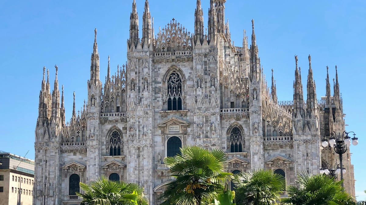 Mediolan — Duomo, dachy miasta i miejski rytm Lombardii