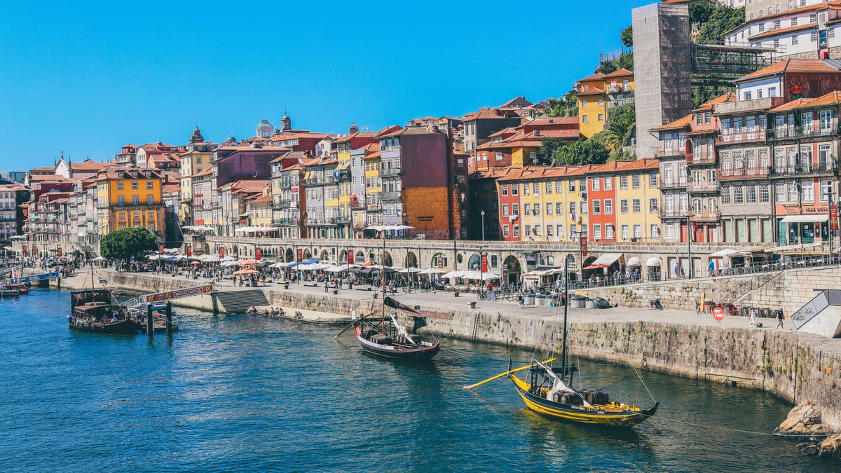 Porto — most nad Douro, strome dachy miasta i ciepłe światło wieczoru