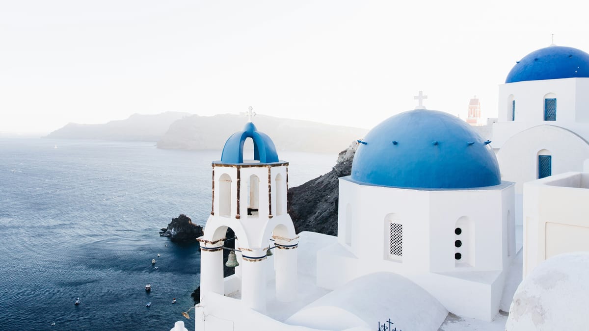 Santorini — kaldera, białe domy i widok na Morze Egejskie