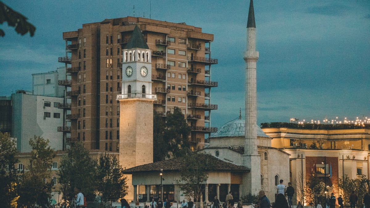 Tirana, stolica Albanii — Plac Skanderbega i kolorowe fasady