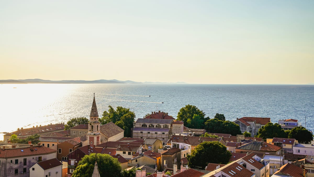 Zadar w Chorwacji — stare miasto, promenada i Adriatyk