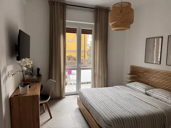 Sypialnia z balkonem i wiklinową lampą