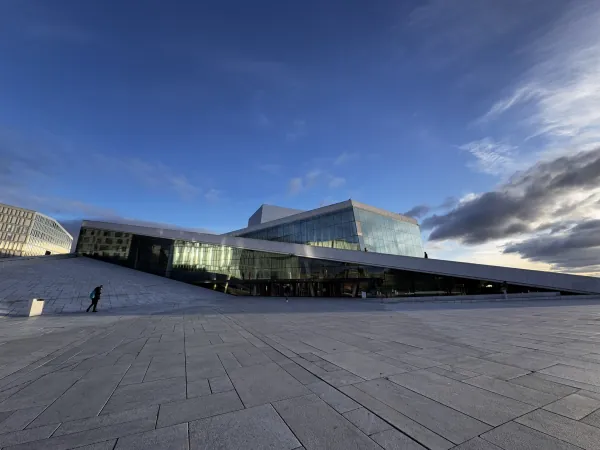Nowoczesny gmach opery w Oslo o zmierzchu